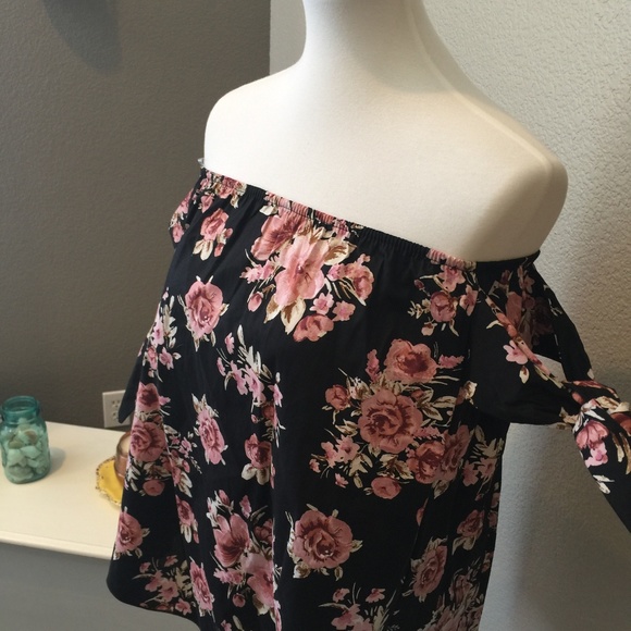 SALE!HOST PICK* Floral off-should blouse blk pink - Picture 5 of 6